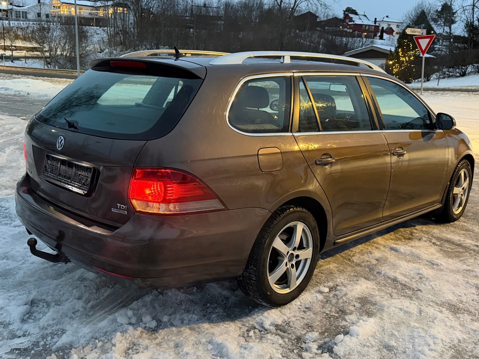 Volkswagen Golf Stasjonsvogn – Automat – Praktisk og komfortabel leiebil